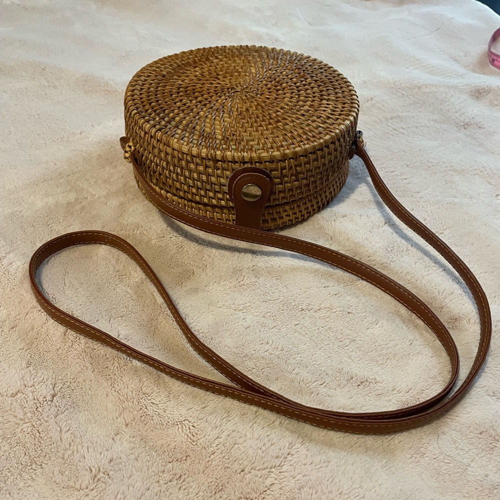 Rattan crossbody round bag